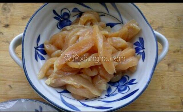 把鸡胸肉洗净切比筷子粗点的长条，放适量盐 ，胡椒粉，料酒，抓匀腌制二十分钟
