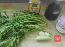 蒜香炒茼蒿的做法图解1