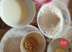 松子仁蒸蛋糕的做法图解1