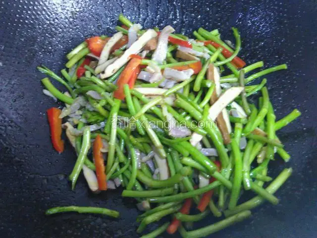 加盐和少许糖炒匀即可
