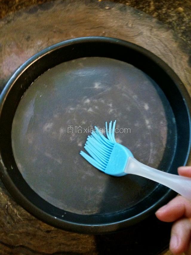 用刷子在表面刷层薄薄的油。