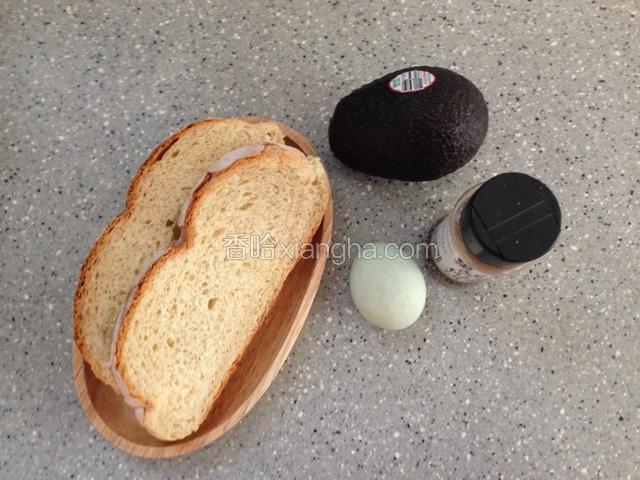 准备食材。鳄梨选深色熟透的，鸡蛋煮熟