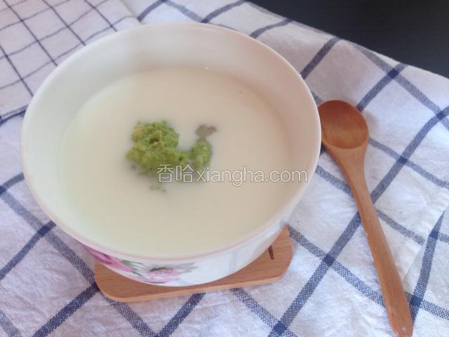 剩下的一半牛油果压成泥状，拌酸奶非常好吃。如果是自制无糖酸奶可以稍微加一点蜂蜜