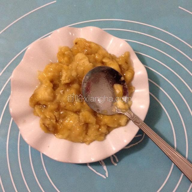 香蕉捣成泥。