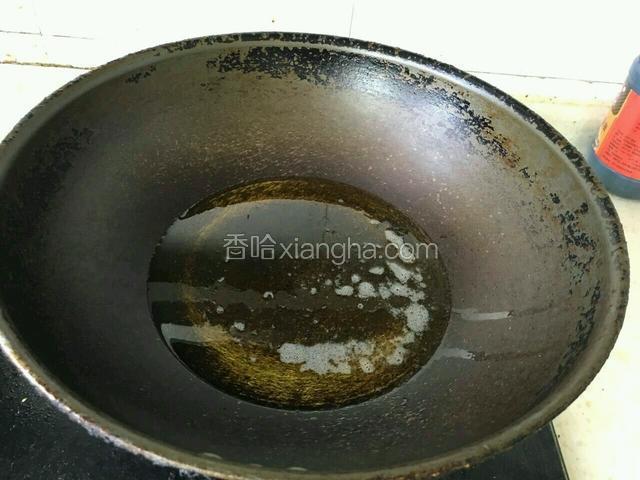 热锅加油，这个要稍微多加一点油，炒了鸡蛋以后，用炒鸡蛋剩下的油炒葫芦瓜，就可以了。