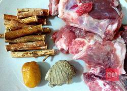 五指毛桃煲筒骨汤的做法图解1