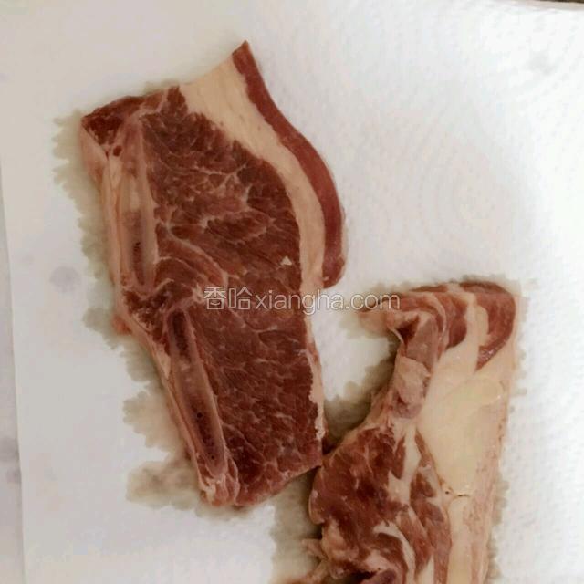 用厨房纸巾吸干表面水份