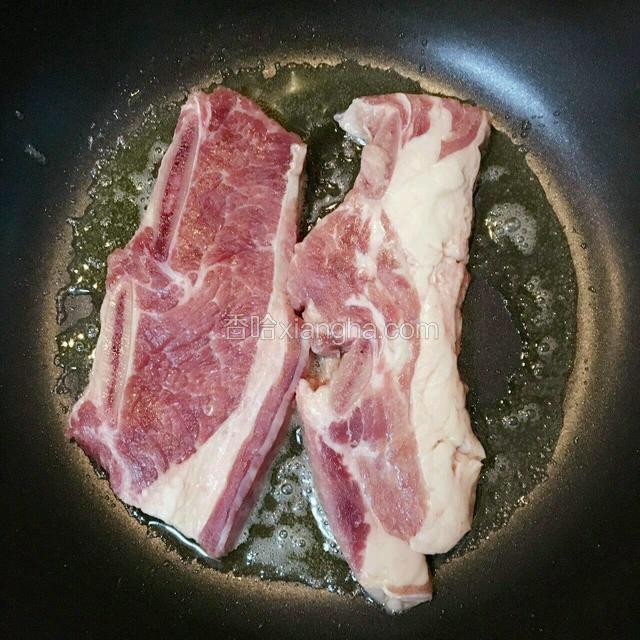 放入牛仔骨香煎一面至颜色变黄