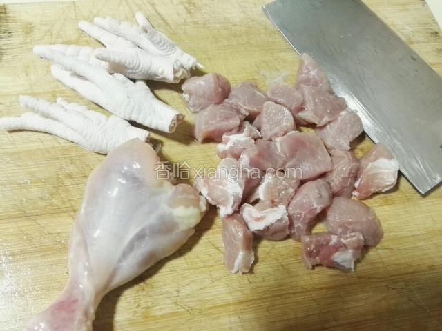 食材洗干净，鸡爪去甲，鸡腿去皮，瘦肉切块。