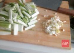 丝瓜鸡蛋面的做法图解1