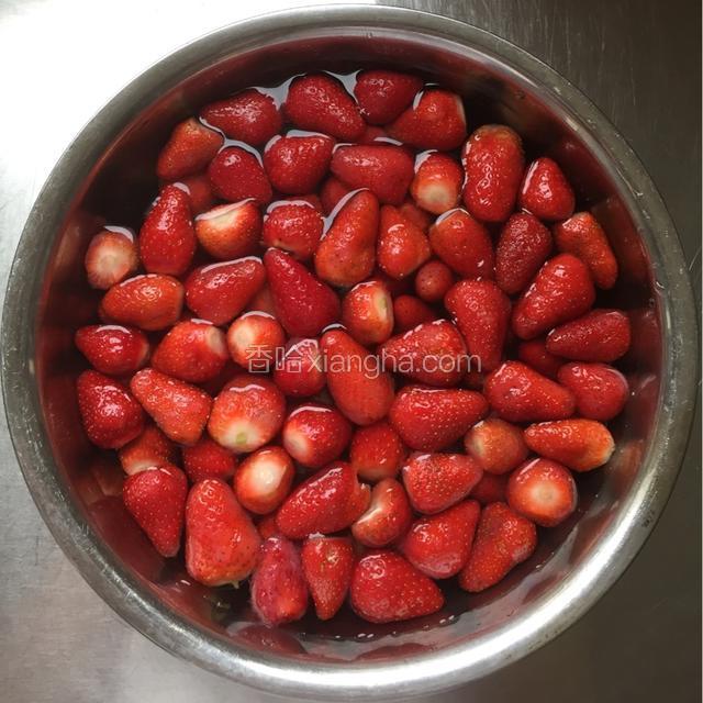草莓洗净去蒂，放入清水中，加一小勺盐泡两分钟；
