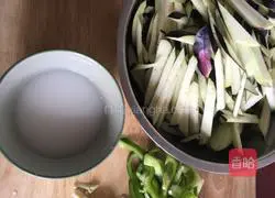 Illustration of Homemade Eggplant Braised Noodles 1