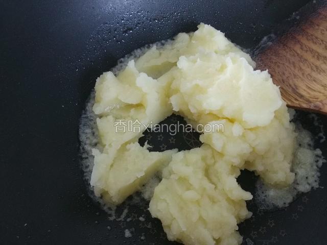 锅中放底油，下土豆泥，加盐，鸡粉和少量水炒香，出锅备用。