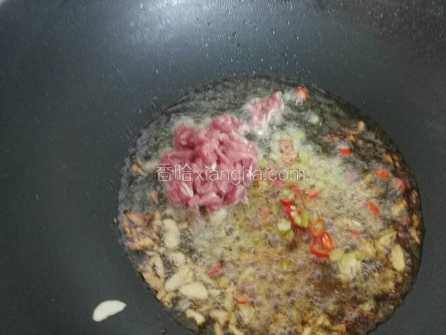 梅花肉切小粒，锅中加油，葱蒜爆香，下肉炒出香味，加黄豆酱，白糖，鸡粉，香葱翻炒均匀。