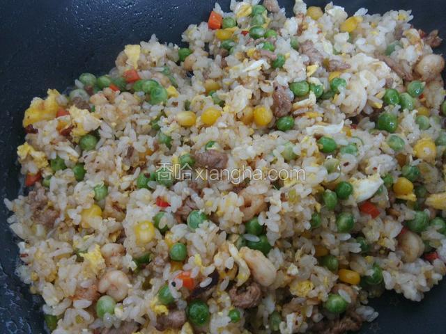 另起锅加油，葱蒜爆香加豆豉辣酱翻炒，加米饭，加鸡粉翻炒均匀，然后加炒熟的肉和玉米等翻炒，即可。