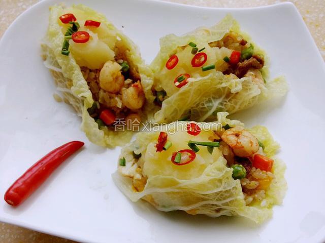 将炒好的米饭放入娃娃菜内，放上土豆泥，撒上青红椒丁，香葱末，即可。