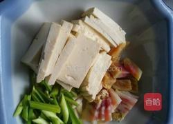 蒜香腊肉豆腐的做法图解1