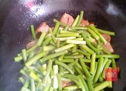 腊肉炒蒜台的做法图解3