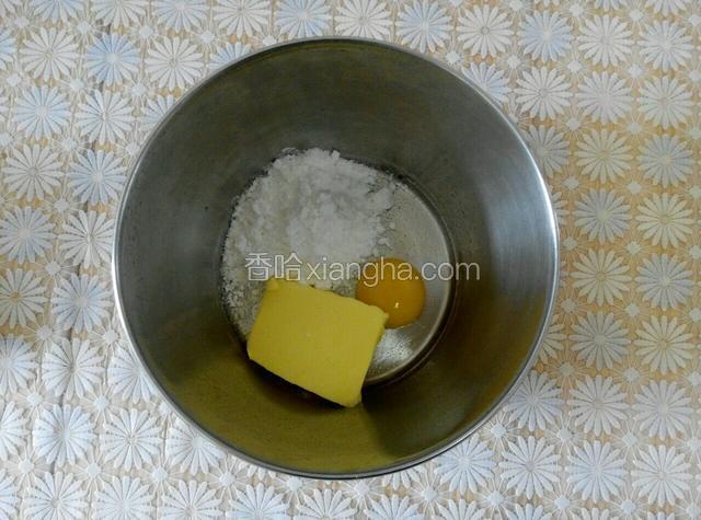 盆内盛入软化黄油，糖粉和蛋黄搅打均匀！