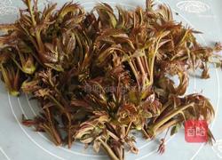 嫩芽香椿拌黄豆的做法图解1