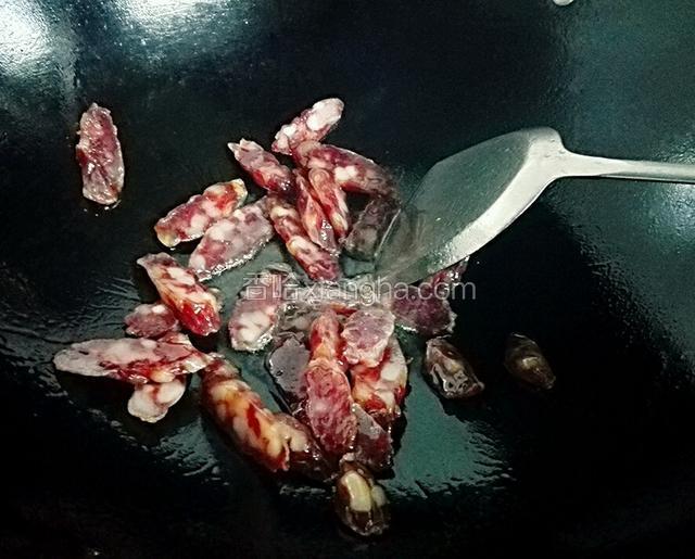 锅预热，入油，油温热后把腊肠先炒一下