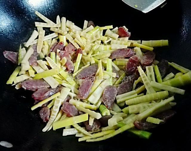 几分钟后打开盖子淋入生抽，放入盐炒入味熟了就可以装盘