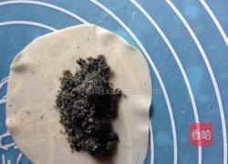 饺子皮芝麻卷的做法图解4