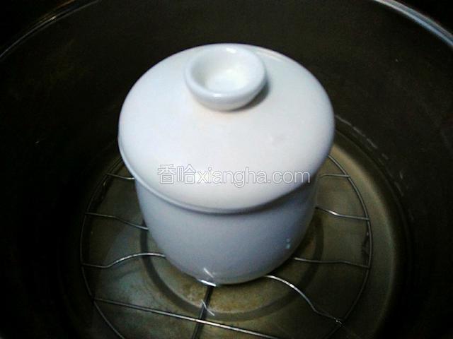 差不多蒸60分钟即可。具体时间根据实际情况而定。炖到用筷子可以轻松扎透雪梨即可。