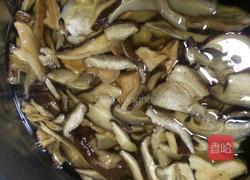 松茸排骨汤的做法图解1