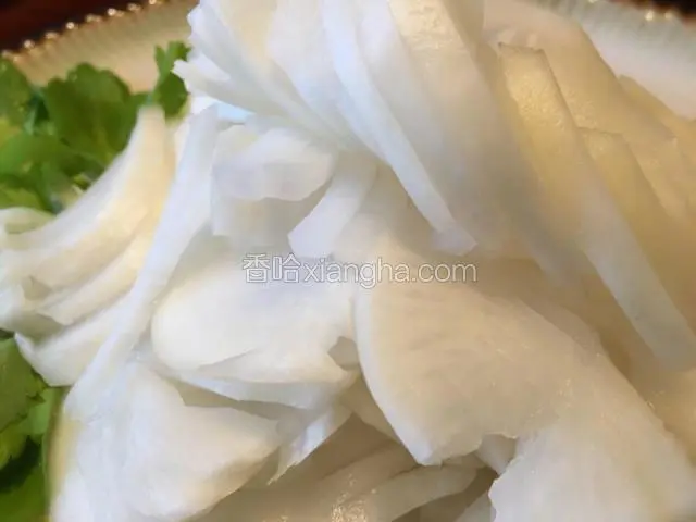 取出萝卜挤一下水分撕成片摆盘，芹菜叶点缀即可。