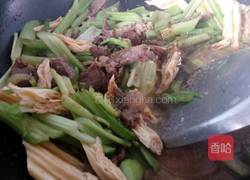 腐竹芹菜炒肉的做法图解6