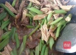 腐竹芹菜炒肉的做法图解7