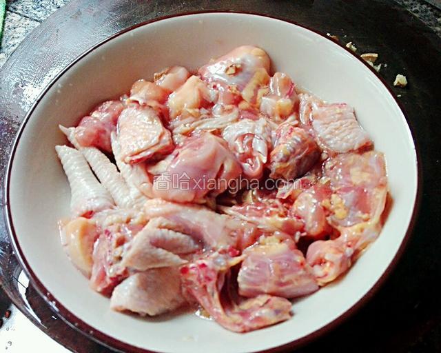 然后把鸡肉洗干净，加入一半姜，盐，料酒，生抽，油腌制20分钟以上。