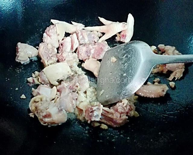 然后倒鸡肉进去炒变色，