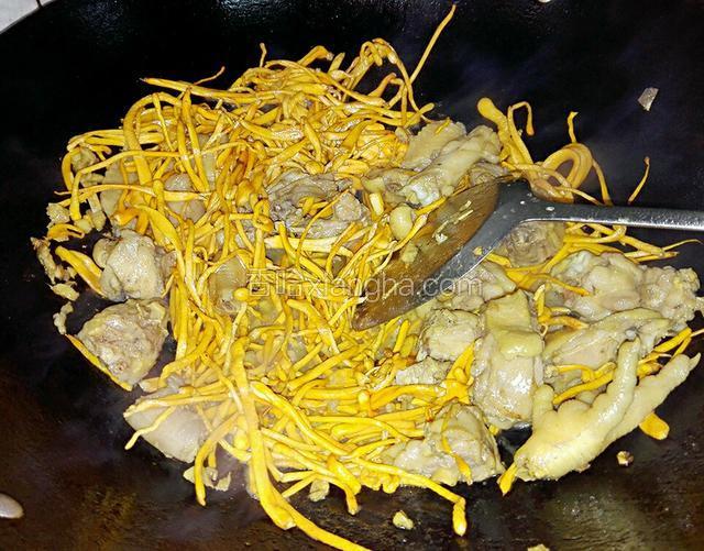 炒变色后把虫草花放下去炒几分钟，炒出水后盖上盖子煮几分钟
