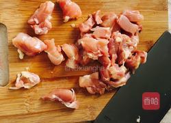 鸡肉蔬菜腊肠饭的做法图解1