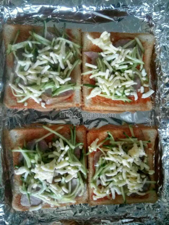 最后每片吐司片上放上10克马苏里拉芝士，均匀铺开