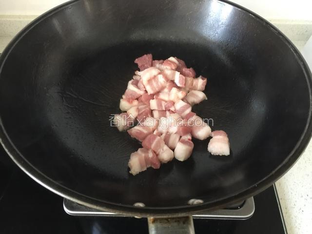 五花肉切丁。锅烧热倒入植物油放入肉丁煸炒。