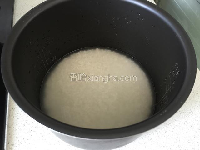 米淘好水加至比平时焖饭稍微少一点放入锅芯里如图。