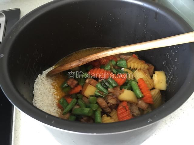 翻炒均匀的肉丁和蔬菜倒入锅里。