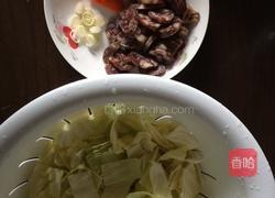 腊肠炒包菜的做法图解1