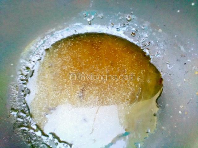 把蒸冬瓜的汁到锅里，加少许盐，生抽，耗油，鸡精。生粉勾芡即可