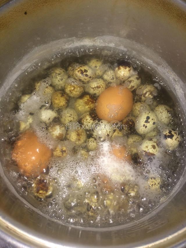 水烧开转中小火煮约3分钟左右关火、等鹌鹑蛋放凉凉后、就用自来水冲洗一下捞出来