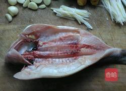 清蒸鲈鱼的做法图解2