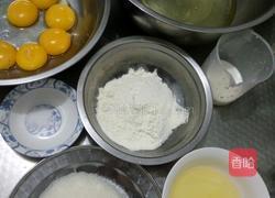 手绘草莓蛋糕卷的做法图解1