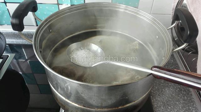 在放入适量盐
