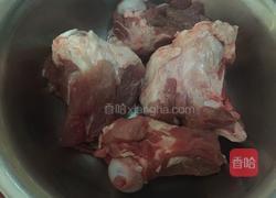 酸菜炖大骨头的做法图解1