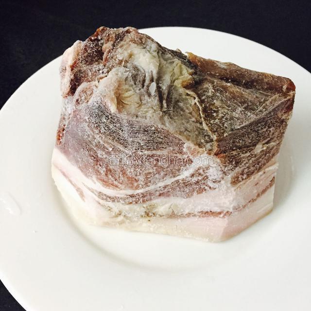 腊肉一块刚从冰箱拿出来需要解冻一下