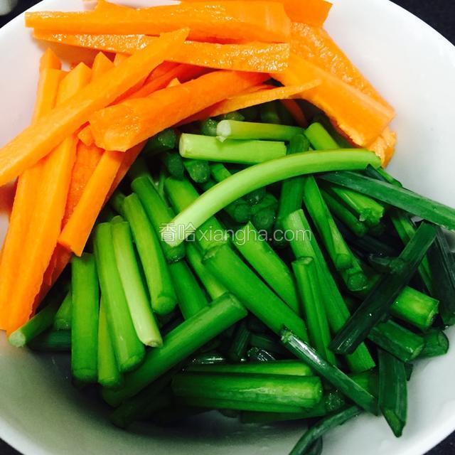 将韭菜苔洗干净切段，胡萝卜切丝备用