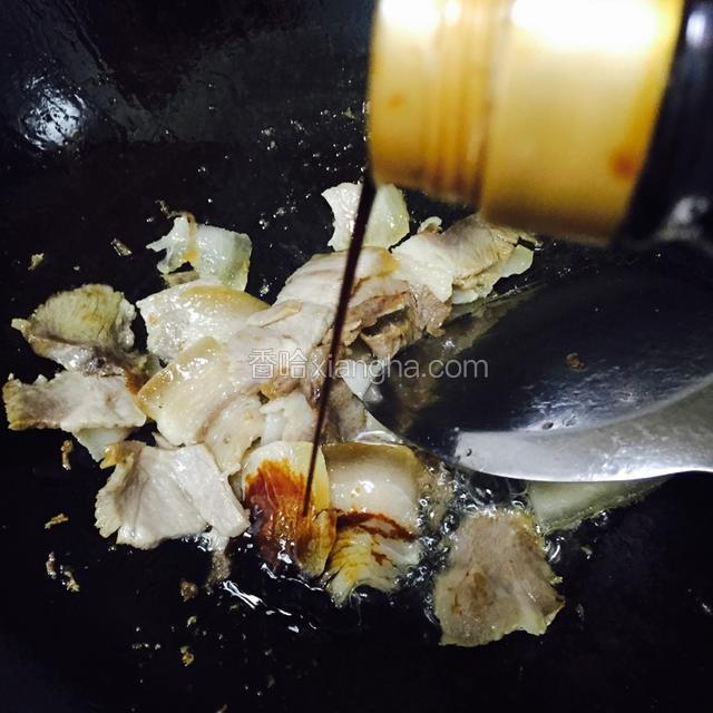 将肉倒入锅中加入适量生抽翻炒